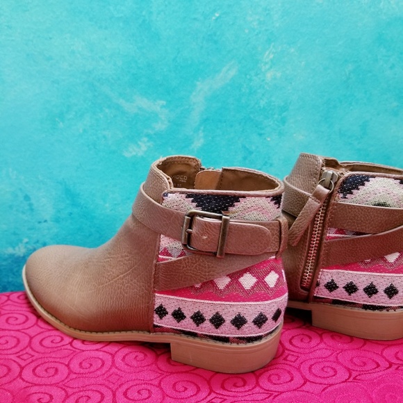 H&M Shoes - LIKE NEW H&M Embroidered ankle boots